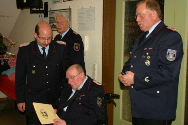 2012-02-11 -19- JHV FF BLtbg Ehrung R. Mueller (6)